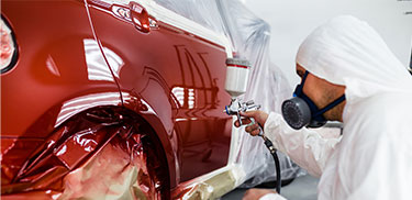 Ex LED Rohrleuchten eine Person beim Lackieren R. STAHL