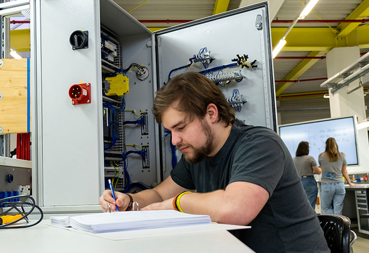 Ex Ausbildung Mechatroniker Einsatz R. STAHL Ex Ausbildung Mechatroniker Einsatz Dokumentieren R. STAHL