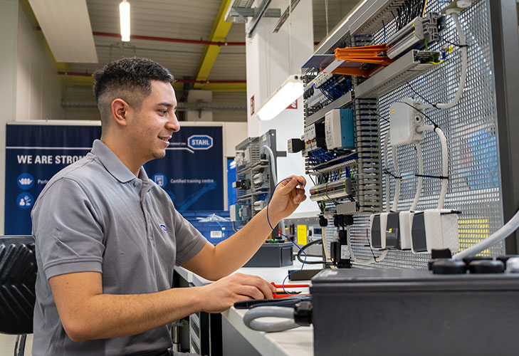 Ex Elektroniker Betriebstechnik Aufgaben R. STAHL Ex Elektroniker Betriebstechnik Aufgaben Technik R. STAHL