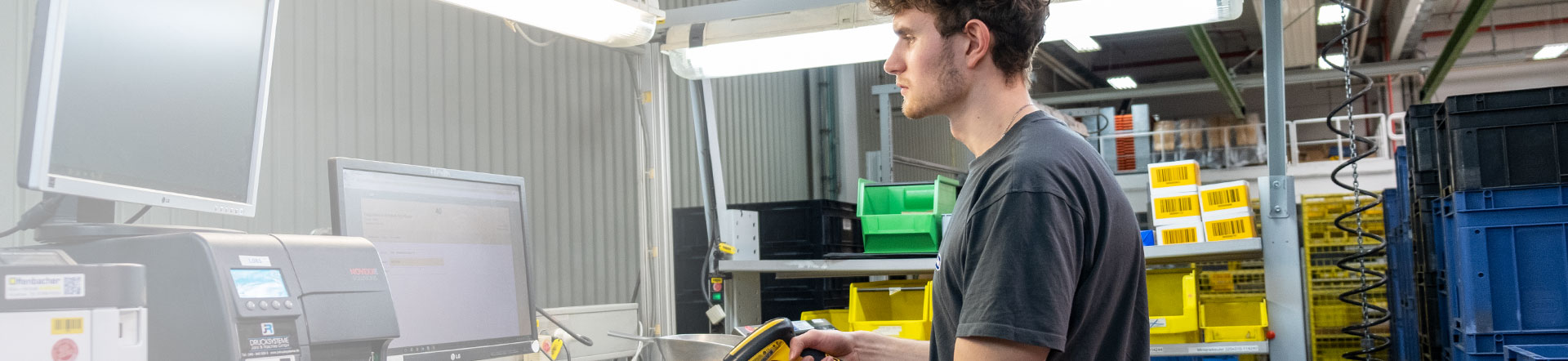 Ex Ausbildung Fachlageristin R. STAHL Ex Ausbildung Fachlageristin Mitarbeiterin bei der Arbeit R. STAHL