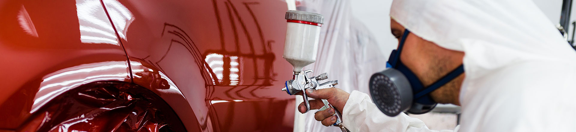 Ex LED tubular light fitting paint production R. STAHL Ex LED tubular light fitting a man painting R. STAHL